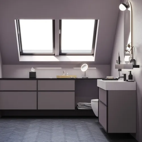 Kylpyhuone, jossa on vinot seinät, inspiraatio, kylpyhuonekalusteet liilaa, elegantit kehysovet, kaunis soikea peili lampulla, kaunis ja käytännöllinen hylly, liilaksi maalattu seinä ja harmaa kalanruotolattia, jotka antavat elegantin ja modernin ilmeen.