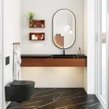 Moderni ja tyylikäs kylpyhuone inspiraatio, jossa on soikea peili mustalla kehyksellä ja valonsäätimellä, värillinen WC, pesuallaskaappi, alakaapit ja kaapit punaruskeasta tammesta, Silestone-allas ja yhteensopiva lattia