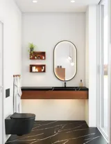 Moderni ja tyylikäs kylpyhuone inspiraatio, jossa on soikea peili mustalla kehyksellä ja valonsäätimellä, värillinen WC, pesuallaskaappi, alakaapit ja kaapit punaruskeasta tammesta, Silestone-allas ja yhteensopiva lattia