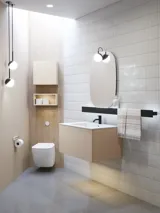 Tyylikäs kylpyhuone inspiraatio beige pesuallaskaapilla, jossa on sisälaatikko, yläkaappi, avoin hylly, soikea peili valaistuksella, yhteensopivat riippuvalaisimet, hylly peilin alla ja seinään kiinnitetty WC. Vaaleat, pitkät laatat seinillä