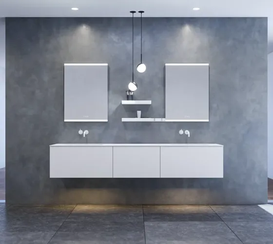 Suuri ja moderni minimalistinen kylpyhuone inspiraatio kaksoispesualtaalla, neliön muotoisilla peileillä ja valonsäädöllä, tyylikkäillä riippuvalaisimilla, suurilla harmailla laatoilla, ja tilava suunnittelu, jossa runsaasti luonnonvaloa