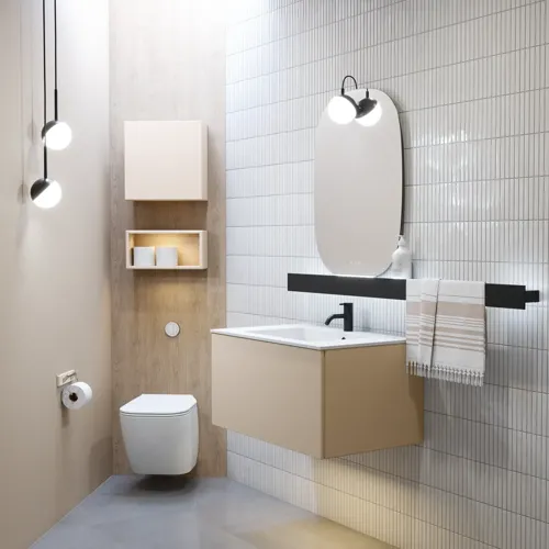 Tyylikäs kylpyhuone inspiraatio beige pesuallaskaapilla, jossa on sisälaatikko, yläkaappi, avoin hylly, soikea peili valaistuksella, yhteensopivat riippuvalaisimet, hylly peilin alla ja seinään kiinnitetty WC. Vaaleat, pitkät laatat seinillä