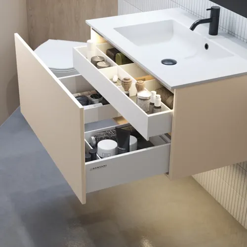 Tyylikäs kylpyhuone inspiraatio beige pesuallaskaapilla, jossa on sisälaatikko, yläkaappi, avoin hylly, soikea peili valaistuksella, yhteensopivat riippuvalaisimet, hylly peilin alla ja seinään kiinnitetty WC. Vaaleat, pitkät laatat seinillä