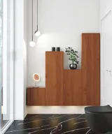 Moderni ja tyylikäs kylpyhuone inspiraatio, jossa on soikea peili mustalla kehyksellä ja valonsäätimellä, värillinen WC, pesuallaskaappi, alakaapit ja kaapit punaruskeasta tammesta, Silestone-allas ja yhteensopiva lattia