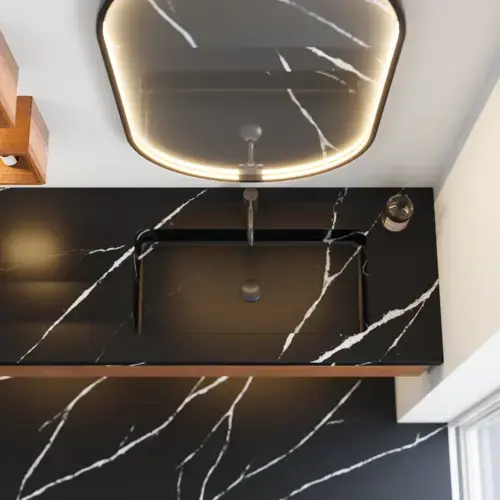 Moderni ja tyylikäs kylpyhuone inspiraatio, jossa on soikea peili mustalla kehyksellä ja valonsäätimellä, värillinen WC, pesuallaskaappi, alakaapit ja kaapit punaruskeasta tammesta, Silestone-allas ja yhteensopiva lattia