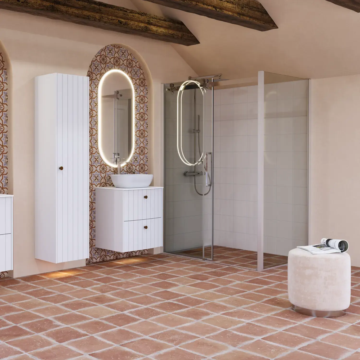 Suuri kylpyhuoneinspiraatio valkoisilla kalusteilla, joissa on urat, elegantit työtasot ja pöytätason altaat, soikeat peilit valoilla, näkyvät palkit ja kuvioidut laatat luovat vintage- ja tyylikkään ilmeen