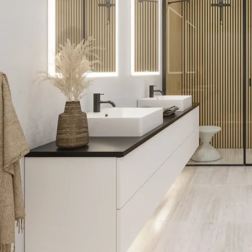 Iso kylpyhuone, moderni ja minimalistinen tyyli, valkoiset kalusteet, musta työtaso, neliömäiset altaat, peilikaapit valoilla, walk-in-suihku
