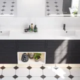 Suuri kylpyhuoneen inspiraatio mustasta tammesta valmistetuilla kylpyhuonekalusteilla, tyylikäs kaksinkertainen pesuallas, neliskulmaiset peilit ja valkoiset laatat geometrisella kuviolla antavat valoisan, symmetrisen ja klassisen ilmeen.