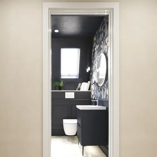 Kylpyhuoneen sisustus inspiraatio, jossa tummansiniset seinäpaneelit, romanttinen kukkatapetti, tummansininen pehmeälinjainen allaskaappi ja kaunis pyöreä valaistu peili, jotka luovat vintage-ilmeen