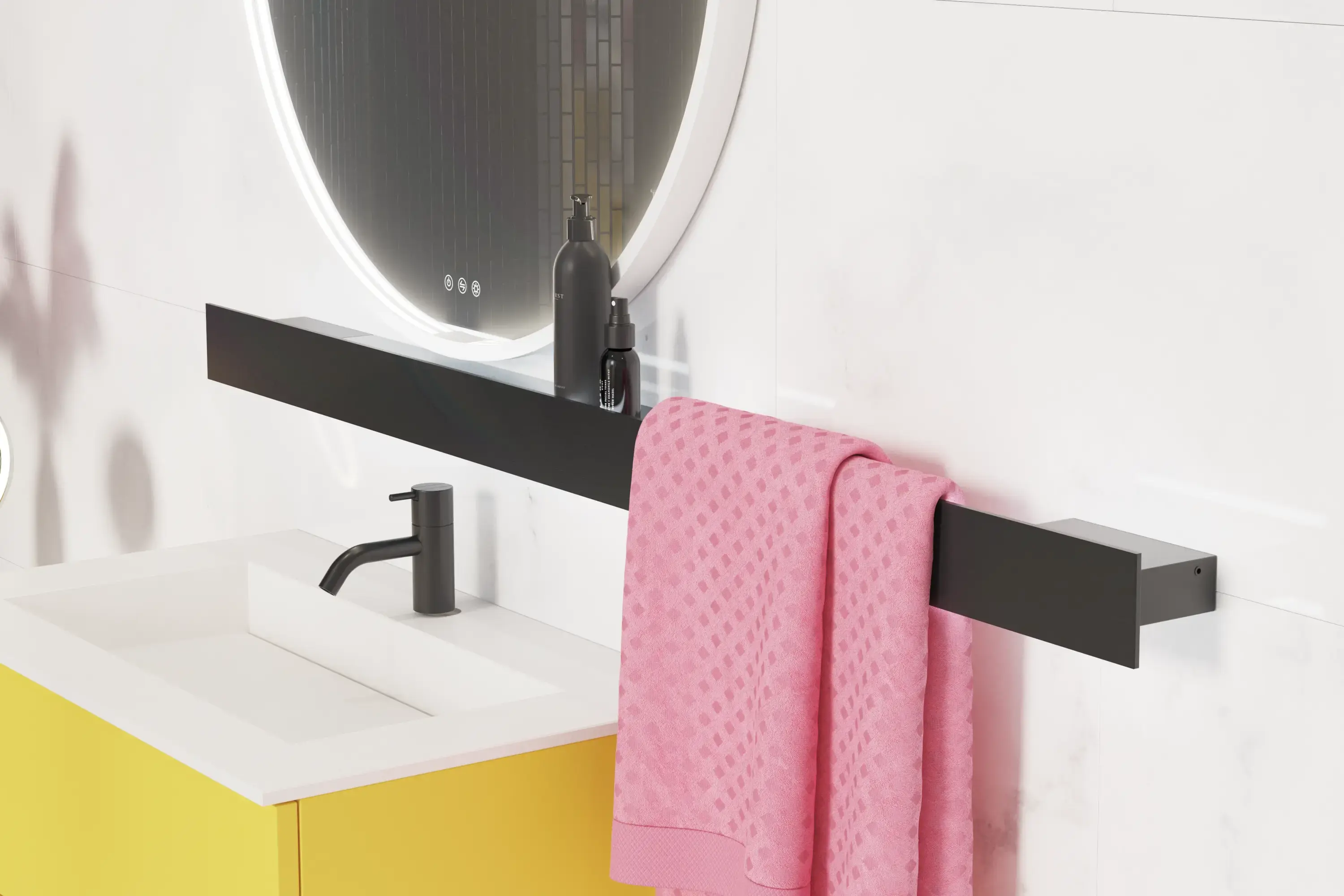 Kylpyhuone, jossa on keltainen turhamaisuusyksikkö, valkoinen pesuallas ja työtaso, musta hylly, pyöreä peili valkoisella reunuksella, marmoriseinät ja lattia sekä pienet mustat laatat luovat modernin ja urbaanin ilmeen