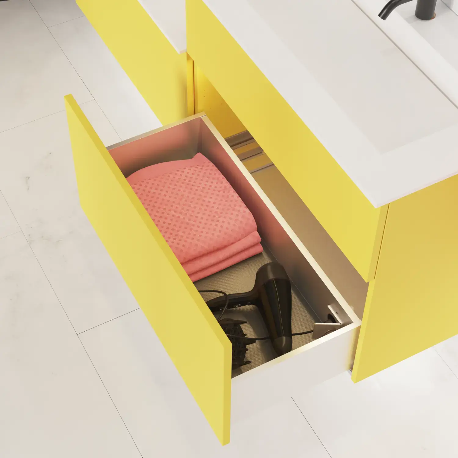 Kylpyhuone, jossa on keltainen turhamaisuusyksikkö, valkoinen pesuallas ja työtaso, musta hylly, pyöreä peili valkoisella reunuksella, marmoriseinät ja lattia sekä pienet mustat laatat luovat modernin ja urbaanin ilmeen