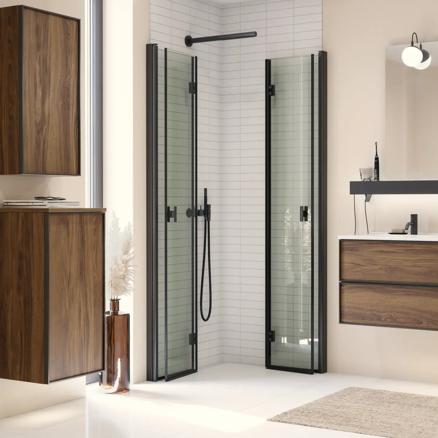 Inspiraatio isoon kylpyhuoneeseen, jossa ruskeat tammen kalusteet mustilla kehyksillä, kaksinkertainen pesuallas ja musta hylly, pyöristetyt peilit, musta kulmasuihku taitto-ovilla, valkoiset laatat ja beiget seinät