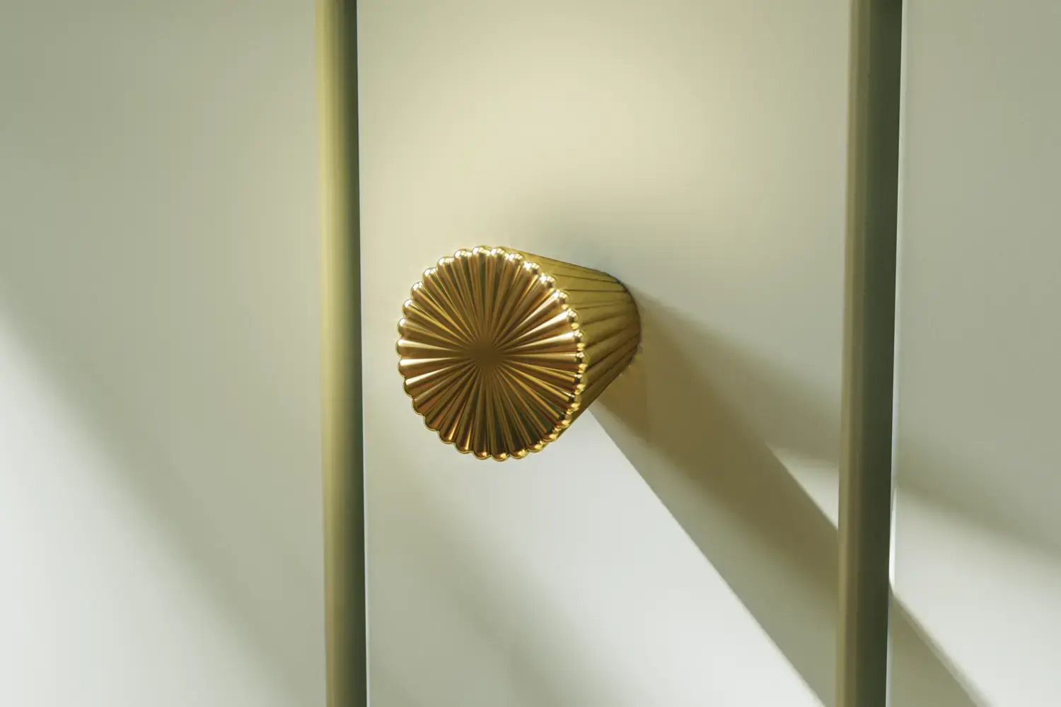 Kylpyhuoneen inspiraatio, jossa on vihreät erikoisväriset kalusteet ja luonnontammisivut, elegantit urat, tyylikäs työtaso ja romanttinen ovaali pöytäallas, kaunis ovaali peili, kukkatapetti antaa viehättävän, vintage retro ilmeen.