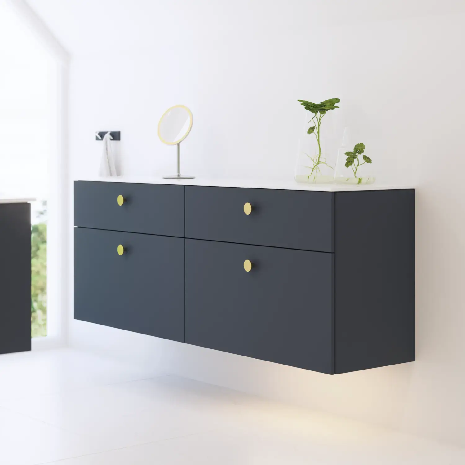 Elegantti ja moderni kylpyhuone inspiraatio vinokatto, seinään kiinnitetyt siniset pesuallas- ja alakaapit, pyöreä pesuallas messinki hanalla, valaistu peili ja luonnonvalo