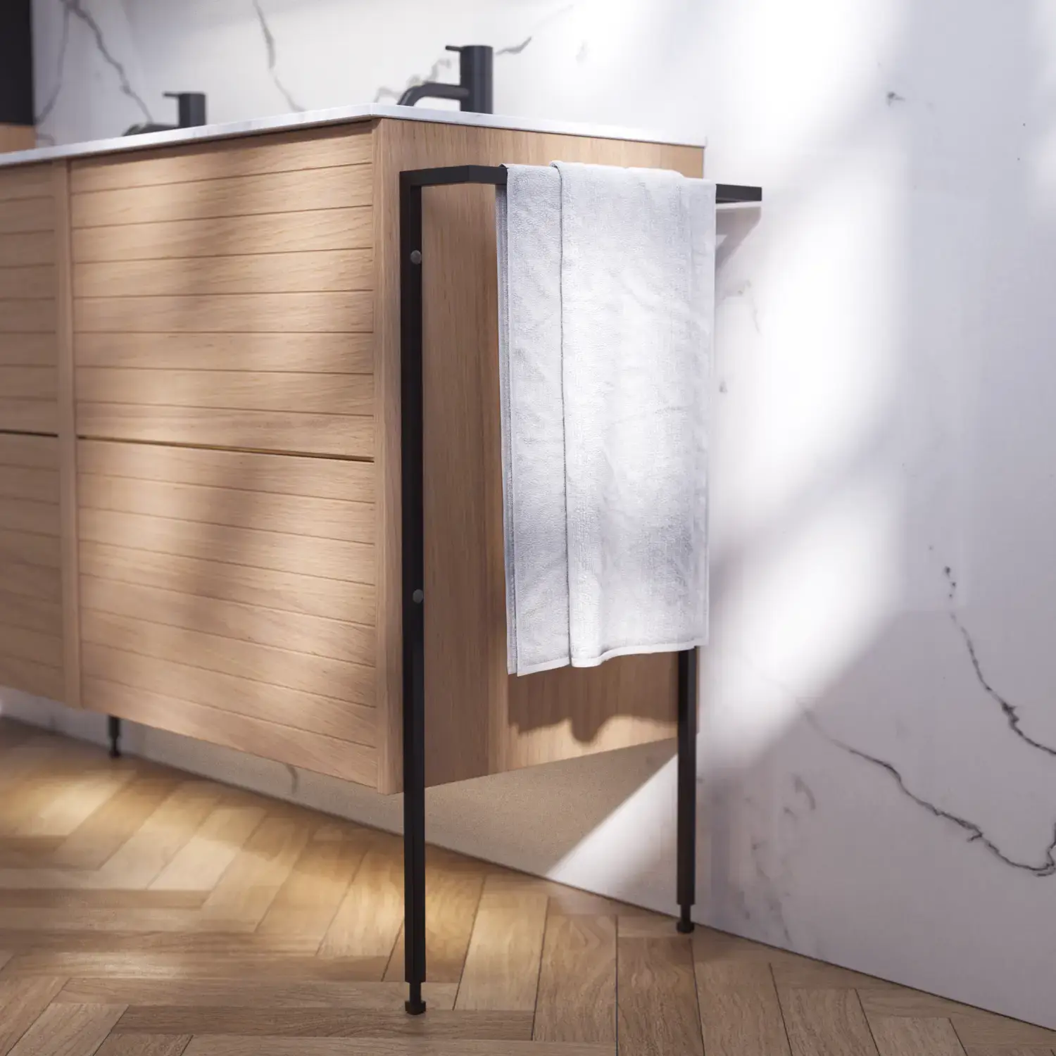 Kylpyhuoneen inspiraatio, jossa vaaleat tammikaapit, tyylikäs kaksinkertainen pesuallas, kaunis peilikaappi valolla, kalanruotokuvioinen lattia ja valkoinen marmoriseinä antavat klassisen ja valoisan ilmeen.