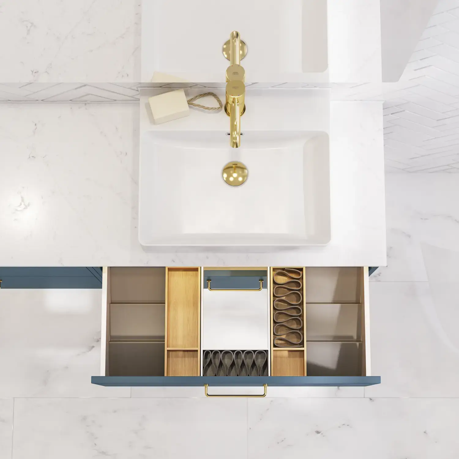 Kylpyhuoneinspiraatiota moderneilla sinisillä kylpyhuonekalusteilla, tyylikäs pöytätason pesuallas ja suuri neliönmuotoinen peili valolla, valkoiset kalanruotolaatat luovat tyylikkään ja klassisen ilmeen