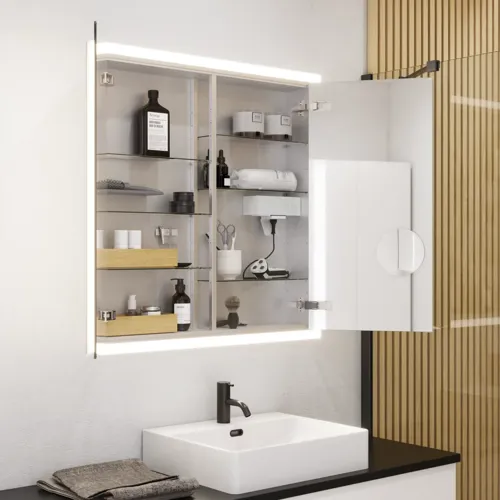 Iso kylpyhuone, moderni ja minimalistinen tyyli, valkoiset kalusteet, musta työtaso, neliömäiset altaat, peilikaapit valoilla, walk-in-suihku