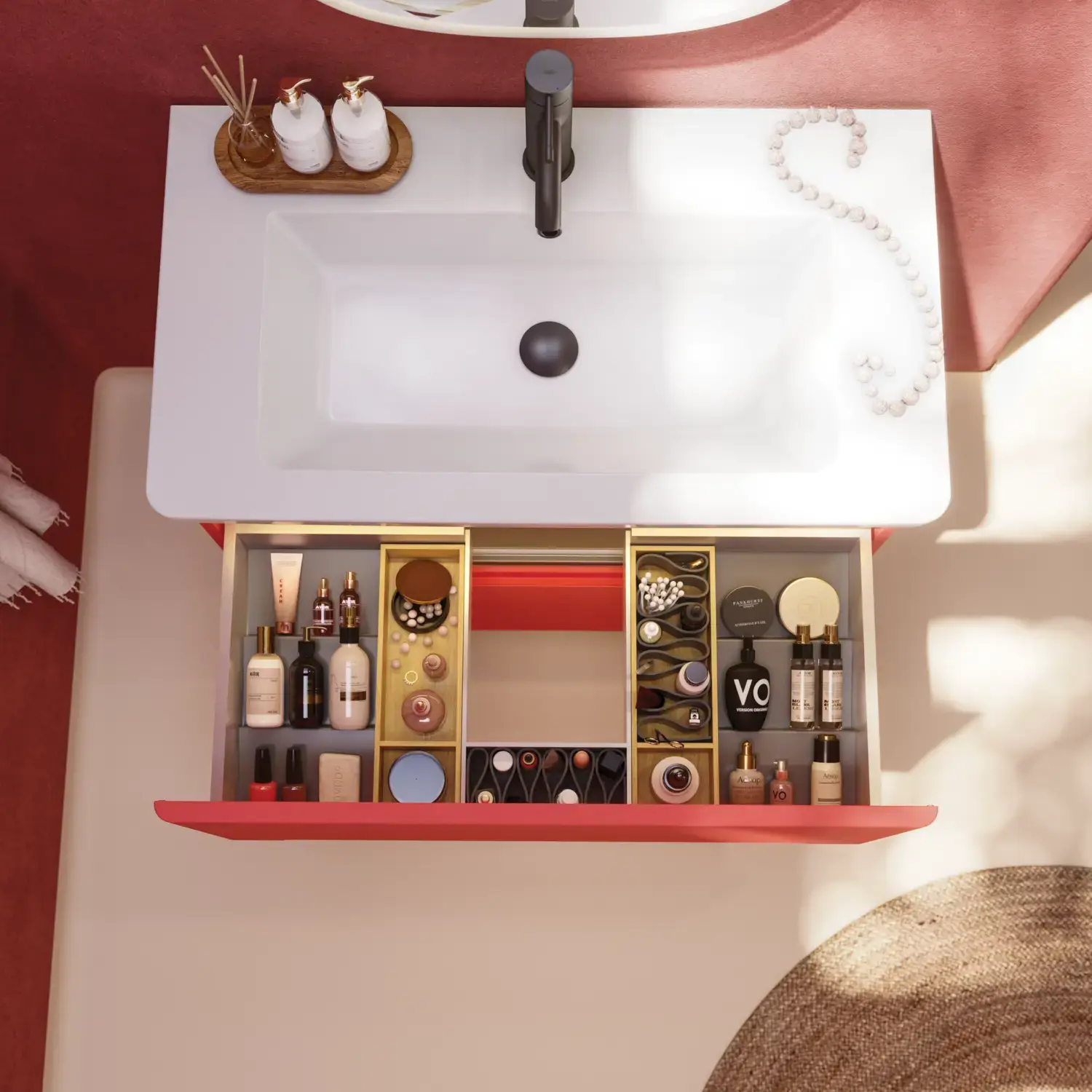 Kylpyhuoneen sisustus inspiraatio punaisilla seinillä, pehmeälinjainen punainen allaskaappi ja korkea kaappi, tyylikäs valkoinen allas ja kaunis ovaali valaistu peili, jotka yhdessä luonnollisen ympäristön kanssa luovat vintage-ilmeen