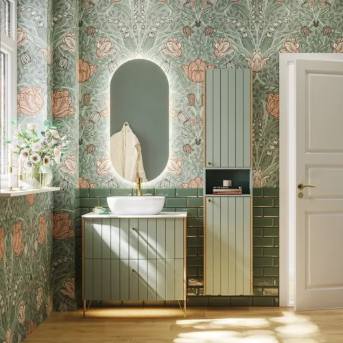 Kylpyhuoneen inspiraatio, jossa on vihreät erikoisväriset kalusteet ja luonnontammisivut, elegantit urat, tyylikäs työtaso ja romanttinen ovaali pöytäallas, kaunis ovaali peili, kukkatapetti antaa viehättävän, vintage retro ilmeen.