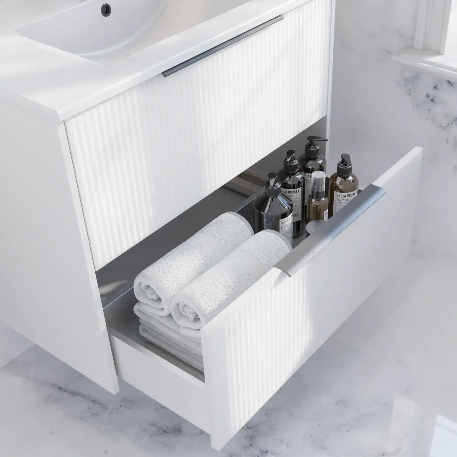 Kylpyhuoneen inspiraatio valkoisella turhamaisuuskaapilla, jossa on tyylikkäät urat ja kaunis pesuallas, valkoiset marmoriseinät ja -lattia valoisan ja modernin ilmeen luomiseksi.