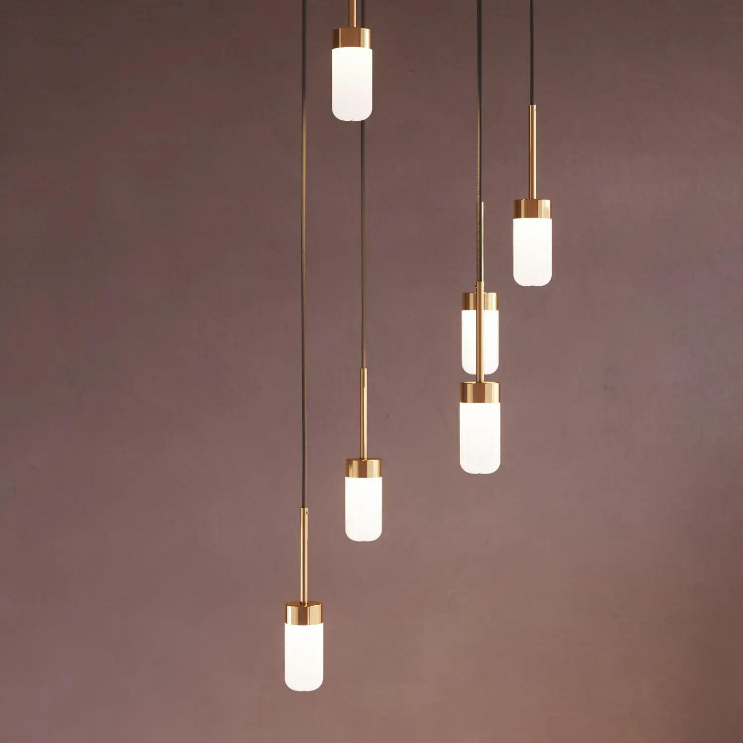 Kylpyhuoneen inspiraatio romanttisilla kiiltävän messinkisillä riippuvalaisimilla, jotka tuovat elegantin kosketuksen kylpyhuoneeseesi.