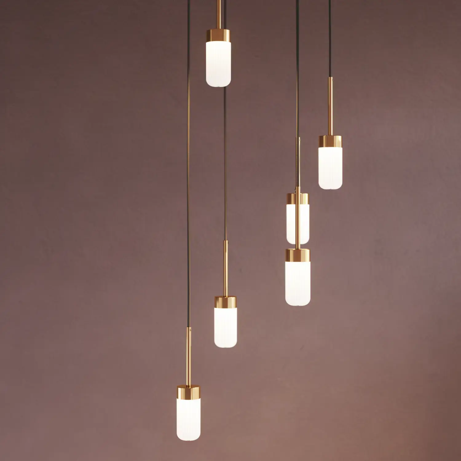 Kylpyhuoneen inspiraatio romanttisilla kiiltävän messinkisillä riippuvalaisimilla, jotka tuovat elegantin kosketuksen kylpyhuoneeseesi.