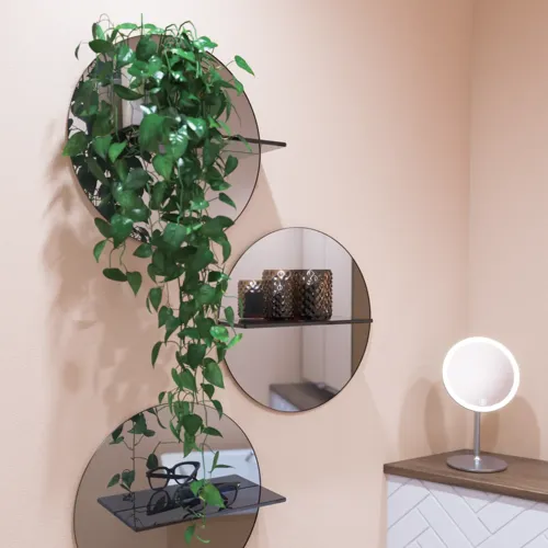 Pienen kylpyhuoneen inspiraatio, jossa on erikoisvärinen turhamaisuusyksikkö, peilikaappi valaisimilla, koristeelliset peilit sävytetyllä lasihyllyllä, valkoiset kalanruotolaatat tyylikkään ja klassisen ilmeen luomiseksi.