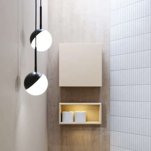 Tyylikäs kylpyhuone inspiraatio beige pesuallaskaapilla, jossa on sisälaatikko, yläkaappi, avoin hylly, soikea peili valaistuksella, yhteensopivat riippuvalaisimet, hylly peilin alla ja seinään kiinnitetty WC. Vaaleat, pitkät laatat seinillä