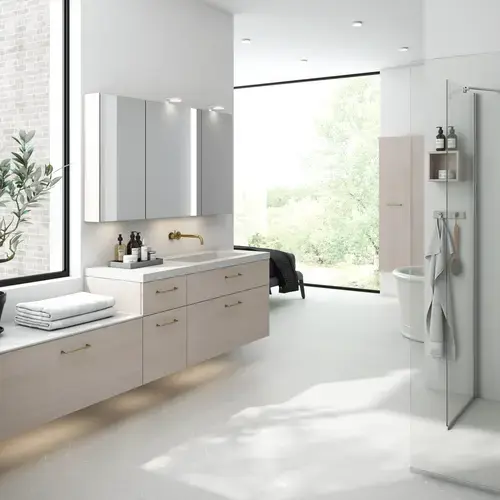 Valoisa ja herkullinen kylpyhuone, jossa suihkunurkkaus ja kivitaso