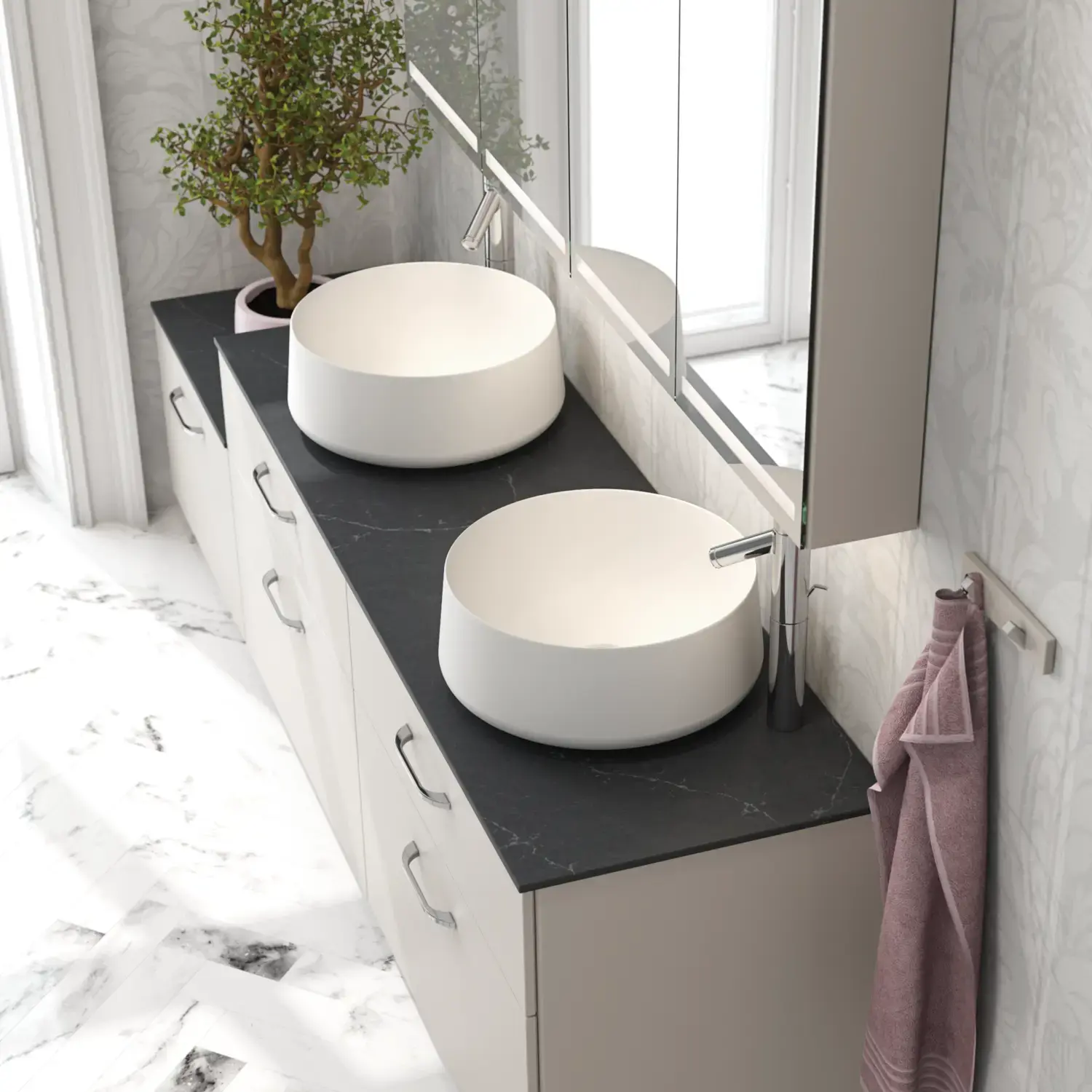 Romanttinen kylpyhuone inspiraatio peilikaapilla, joka tarjoaa käytännöllisiä ja siroja säilytysratkaisuja, kaksoispöytätason altailla kivitason päällä ja koristekasvilla.