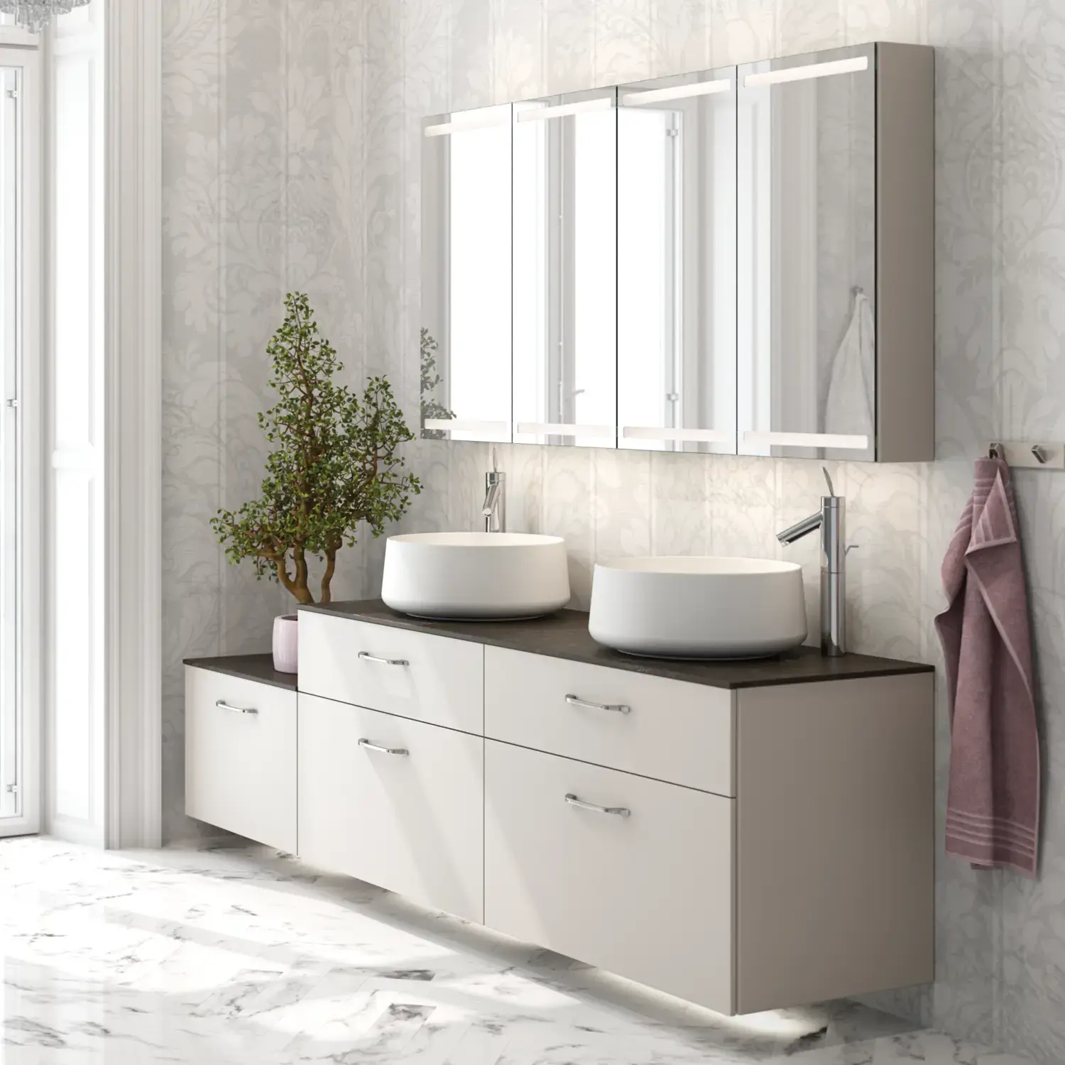 Romanttinen kylpyhuone inspiraatio peilikaapilla, joka tarjoaa käytännöllisiä ja siroja säilytysratkaisuja, kaksoispöytätason altailla kivitason päällä ja koristekasvilla.