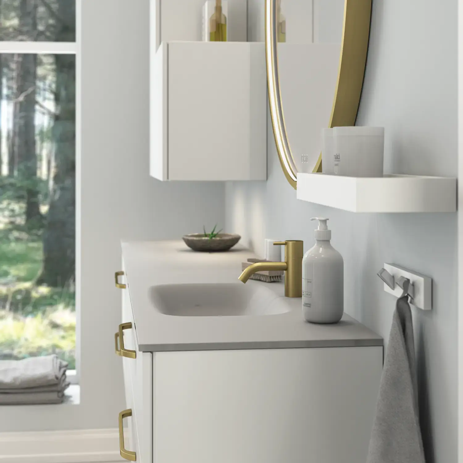 Suuri ja romanttinen kylpyhuone pyöreällä peilillä kultareunalla