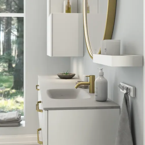 Suuri ja romanttinen kylpyhuone pyöreällä peilillä kultareunalla