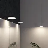 Kylpyhuoneen inspiraatio modernilla mustilla lampuilla, jotka korostavat kylpyhuoneen minimalistista ja tyylikästä ilmettä himmeällä valolla.