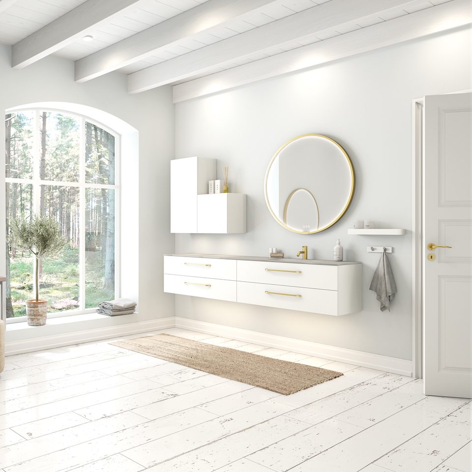 Suuri ja romanttinen kylpyhuone pyöreällä peilillä kultareunalla