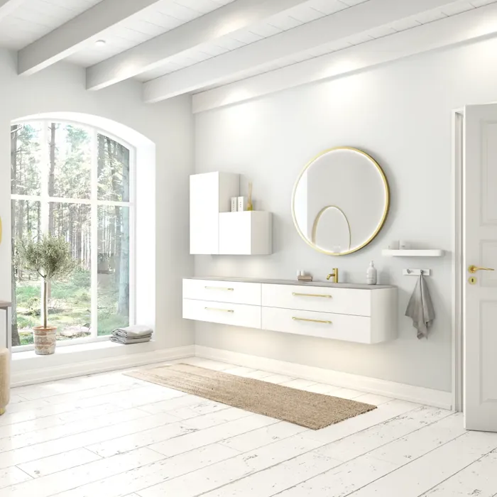 Suuri ja romanttinen kylpyhuone pyöreällä peilillä kultareunalla