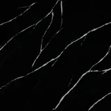 Silestone®-työtaso sävyssä Eternal Marquina – syvän musta kvartsipinta näyttävillä valkoisilla juovilla. Tyylikäs ja kestävä valinta, joka huokuu ylellistä ilmettä.
