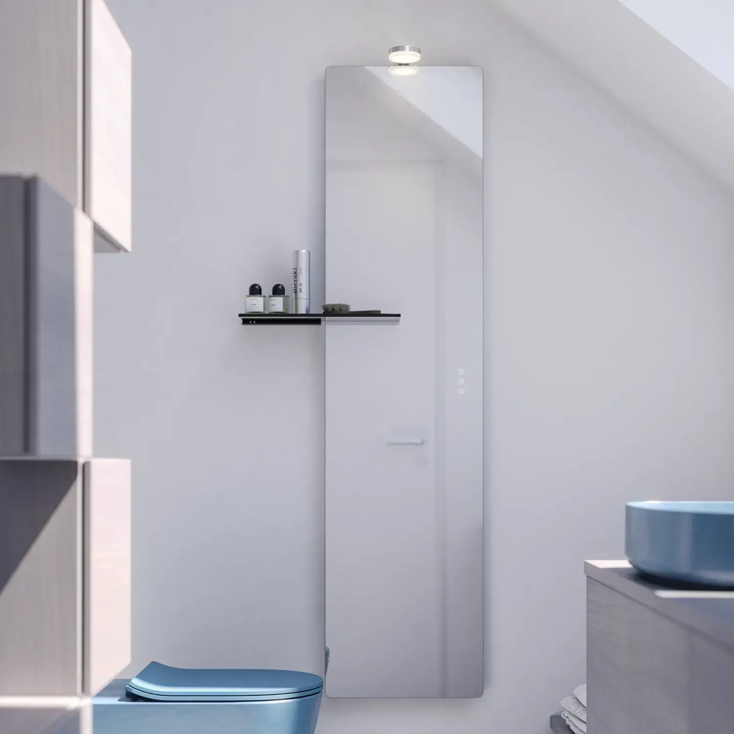 Pieni kylpyhuone inspiroi mittatilaustyönä tehdyllä työtasolla, tyylikäs sininen pöytätasoon sijoitettu allas ja suorakaiteen muotoinen kuvapeili luovat valoisan ja modernin tilan.