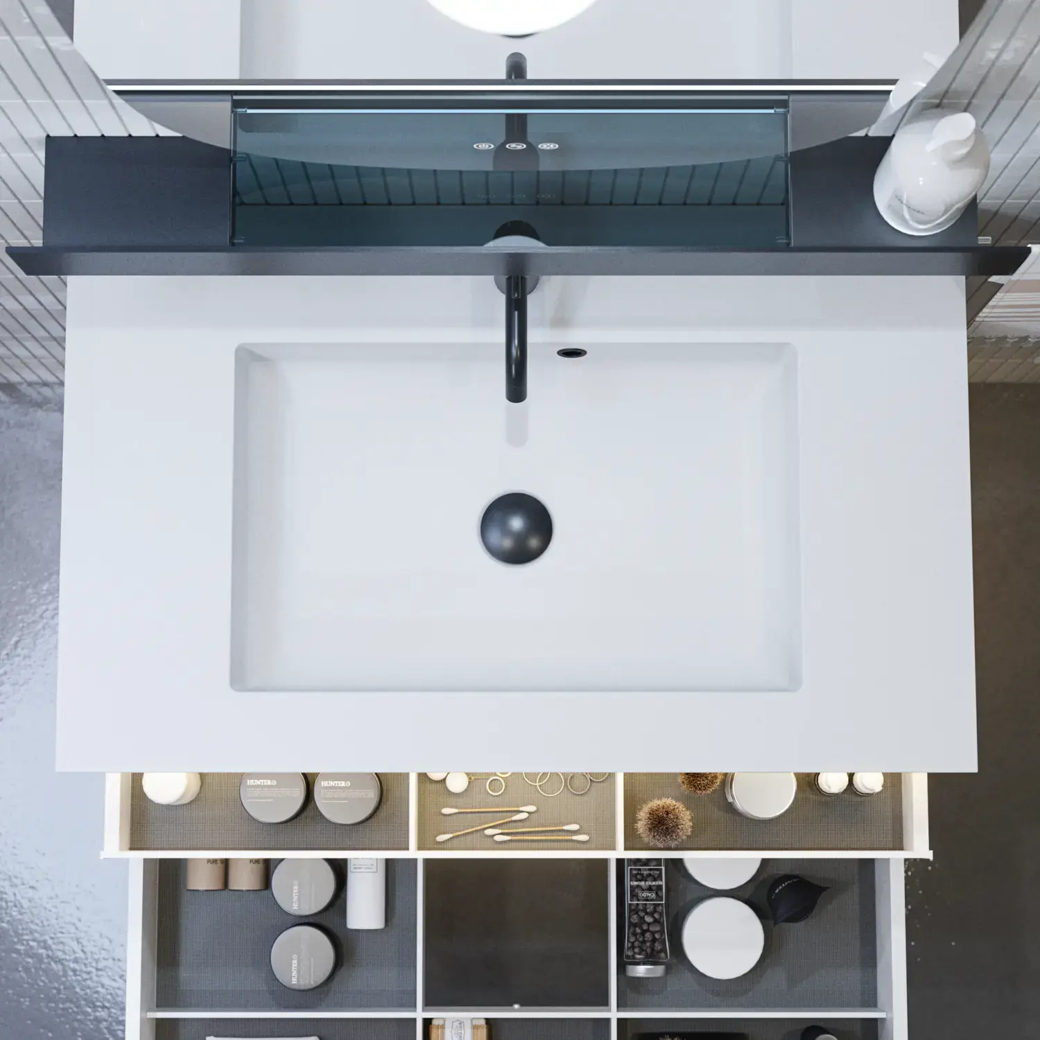 Tyylikäs kylpyhuone inspiraatio beige pesuallaskaapilla, jossa on sisälaatikko, yläkaappi, avoin hylly, soikea peili valaistuksella, yhteensopivat riippuvalaisimet, hylly peilin alla ja seinään kiinnitetty WC. Vaaleat, pitkät laatat seinillä.