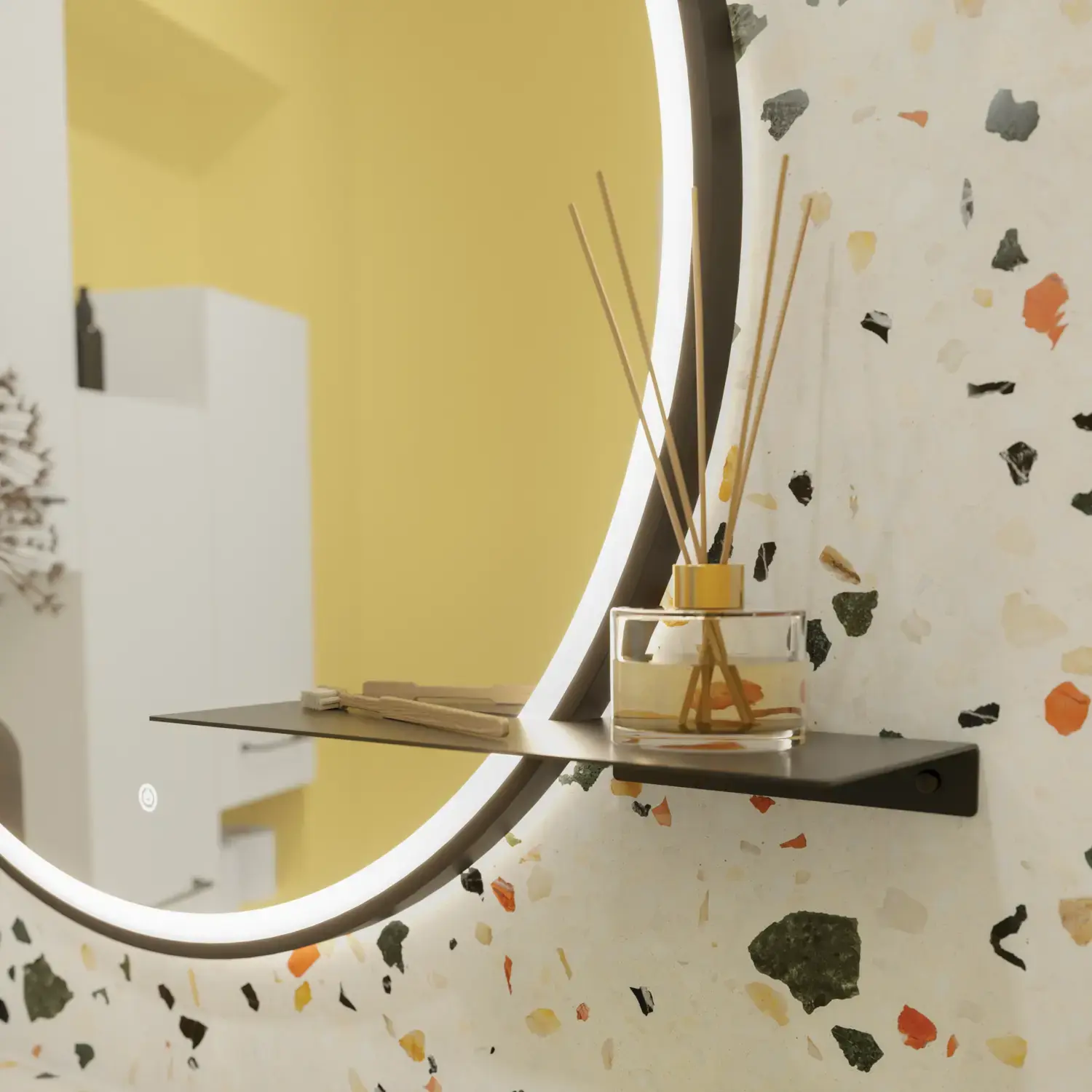 Pienen kylpyhuoneen inspiraatio valkoisella pesuallaskaapilla mustalla vetimellä ja mustalla tyylikkäällä altaalla, kaunis pyöreä peili mustalla reunalla, terrazzoseinä ja -lattia ja keltaiset seinät antavat rohkean ja modernin ilmeen.