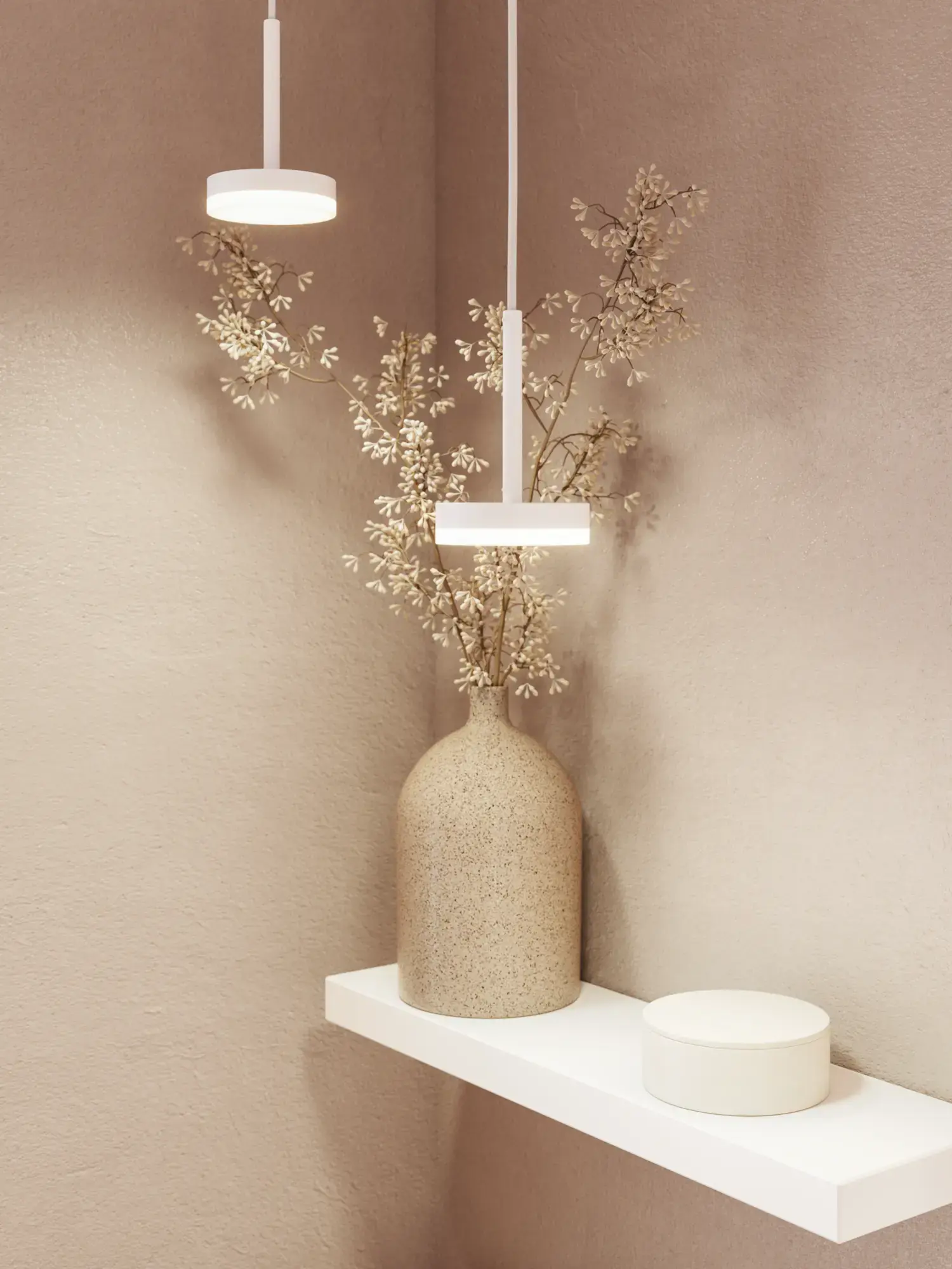 Kylpyhuoneinspiraatio, jossa vaaleanpunainen pesuallaskaappi integroiduilla kahvoilla ja ohut elegantti pesuallas yhdistyy pyöreään peiliin ja vaaleanpunaisiin laattoihin, luoden naisellisen ja romanttisen tyylin.