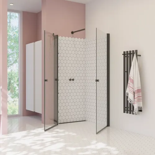 Suuri kylpyhuone inspiraatiota valkoisista kylpyhuonekalusteista, neliömäisestä peilistä ja suihkuseinistä kirkkailla lasilla varustettujen kääntöovien ja mattamustan profiilien kanssa, sekä tyylikäs sähköinen pyyhekuivain.