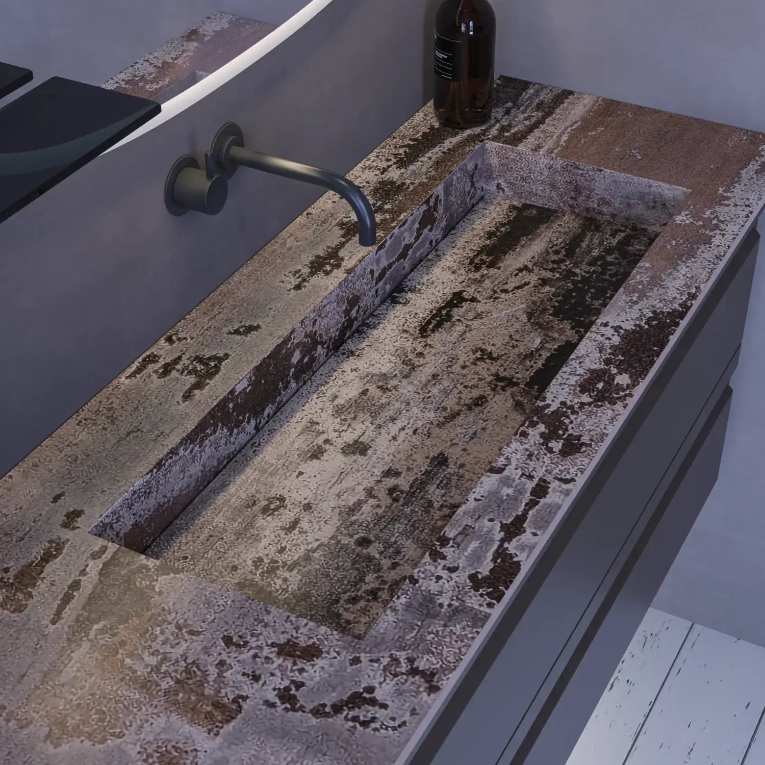 Suuri kylpyhuone inspiroi harmaalla turhamaisuuskaapilla, jossa on integroitu kahva, tyylikäs sivulle asennettu pesuallas, neliön muotoinen peili pyöristetyillä kulmilla, betonin näköiset seinät ja raaka-aineet urbaanin ilmeen luomiseksi