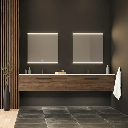 Suuri kylpyhuoneen inspiraatio, jossa pesuallaskaapit ja ruskeat tammipaneelit, erillinen kylpyamme, ja nelikulmaiset valaistut peilit, elegantti kaksoispesuallas luo modernin ja symmetrisen ilmeen