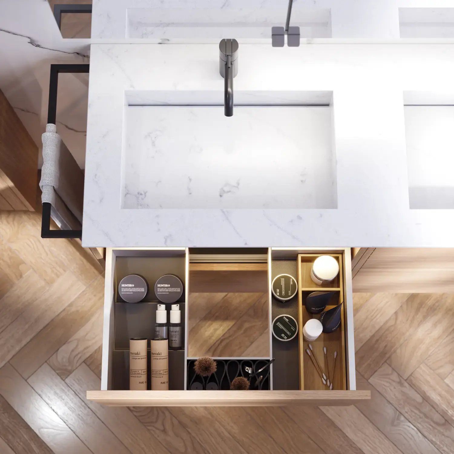 Kylpyhuoneen inspiraatio, jossa vaaleat tammikaapit, tyylikäs kaksinkertainen pesuallas, kaunis peilikaappi valolla, kalanruotokuvioinen lattia ja valkoinen marmoriseinä antavat klassisen ja valoisan ilmeen.