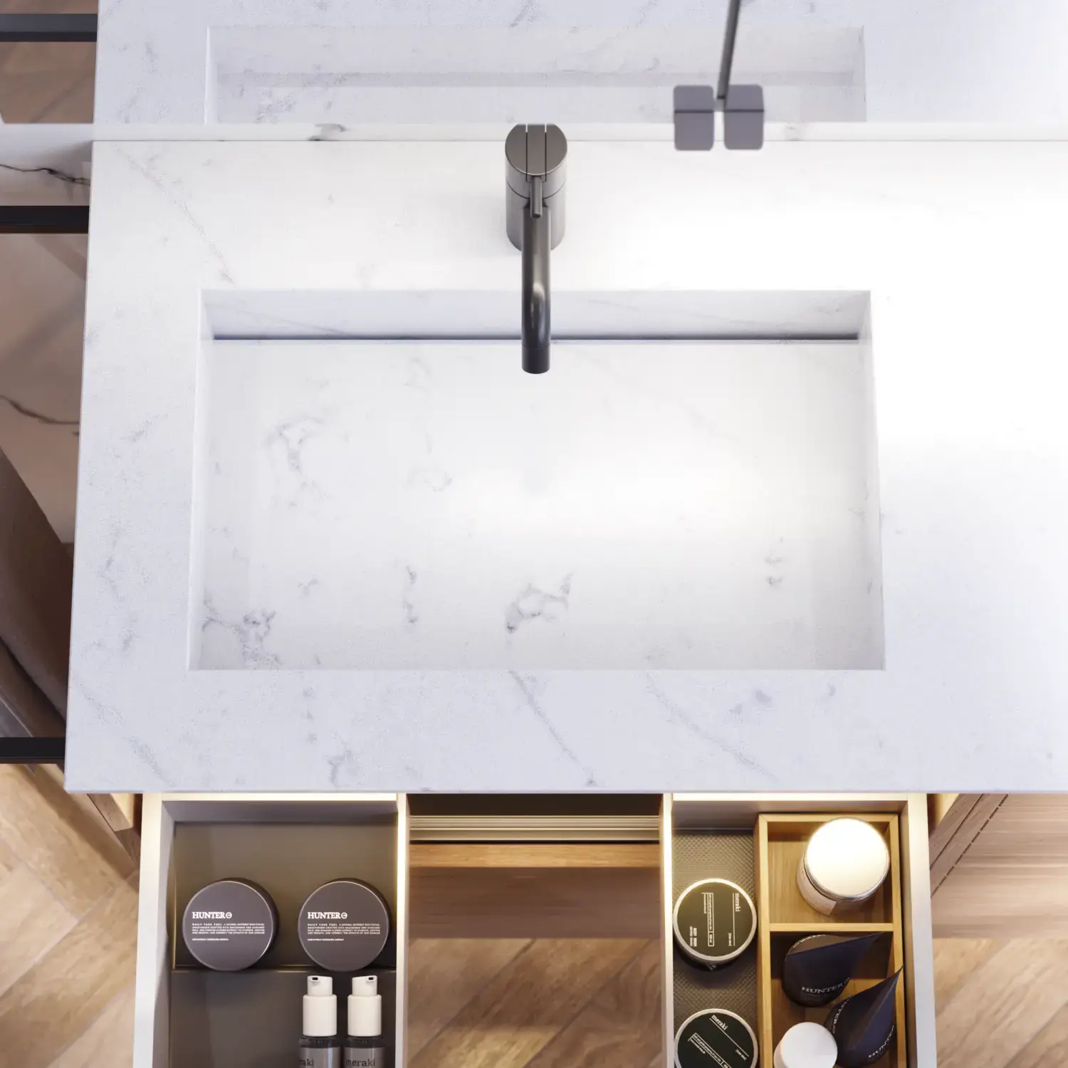 Kylpyhuoneen inspiraatio, jossa vaaleat tammikaapit, tyylikäs kaksinkertainen pesuallas, kaunis peilikaappi valolla, kalanruotokuvioinen lattia ja valkoinen marmoriseinä antavat klassisen ja valoisan ilmeen.